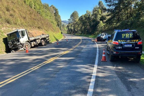 Grave colisão entre caminhonete e caminhão interdita BR-277 em Prudentópolis