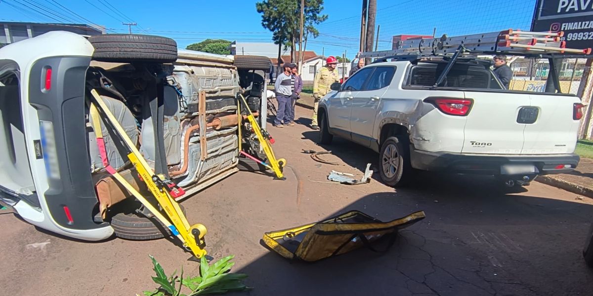 Uno tomba após colidir em caminhonete estacionada  no Bairro Neva, em Cascavel