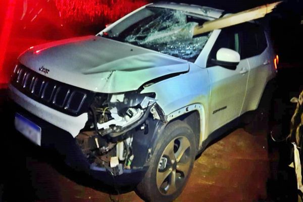 Imagem referente a notícia: Jeep colide com placa de sinalização na PR-364 entre Assis Chateaubriand e Palotina