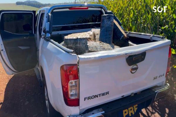 Imagem referente a notícia: Caminhonete roubada com quase uma tonelada de maconha é abandonada em lavoura após perseguição no Paraná