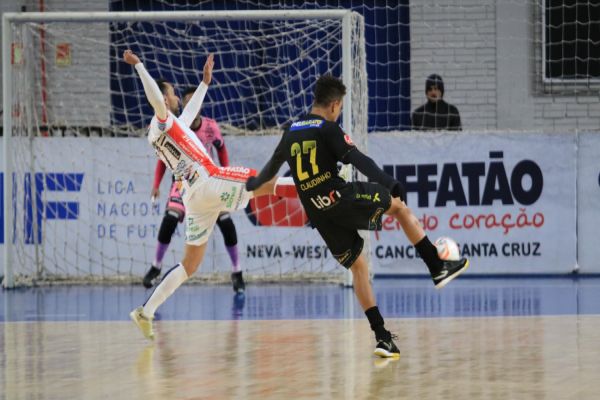 Imagem referente a notícia: Cascavel Futsal perde invencibilidade na LNF ao ser superado pelo Praia Clube nos segundos finais