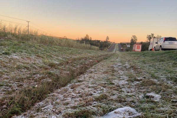 Imagem referente a notícia: Geada cobre ruas e transforma paisagem de Cascavel em cartão-postal de inverno