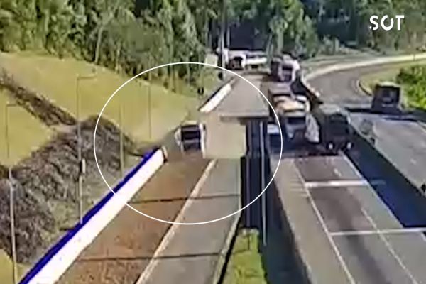 Imagem referente a notícia: Caminhão desgovernado desse serra abaixo: Tragédia é evitada graças a área de escape na BR-277