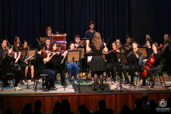 Imagem referente a notícia: Espetáculo "A ReVolta ao Mundo" celebra 10 anos de história com apresentação especial da Orquestra Sinfônica de Cascavel