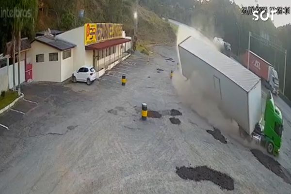Imagem referente a notícia: Motorista joga caminhão para fora da pista e evita tragédia na BR-116 no Paraná