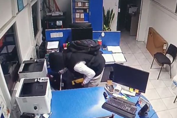 Imagem referente a notícia: Assaltantes rendem empresário e furtam TVs e veículo em distribuidora de Cascavel