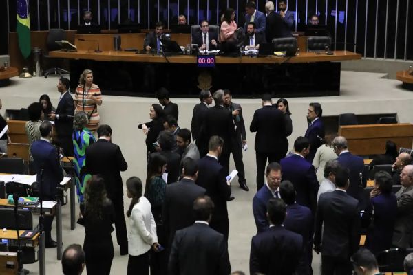 Imagem referente a notícia: Plenário da Câmara derruba decreto de Lula sobre IOF