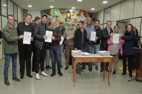 Prefeitura de Cascavel regulariza ambulantes com entrega de novos alvarás