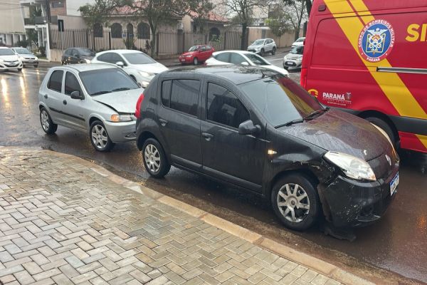 Colisão entre dois veículos deixa mulher e duas crianças feridas no Centro de Cascavel