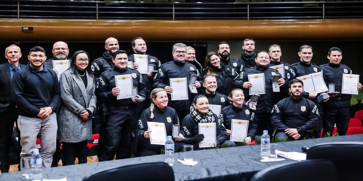 Polícia Civil homenageia 140 servidores com medalhas de serviço policial no Oeste do Paraná