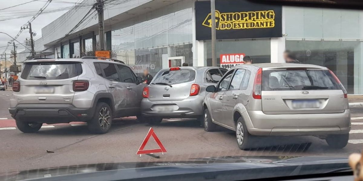 Três carros se envolvem em forte colisão de trânsito no Centro de Cascavel