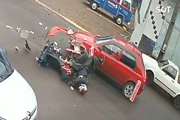 Imagem referente a notícia: Imagens fortes: Motociclista fica ferido após colisão com carro no Centro de Cascavel