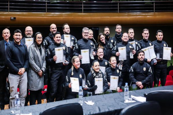 Imagem referente a notícia: Polícia Civil homenageia 140 servidores com medalhas de serviço policial no Oeste do Paraná