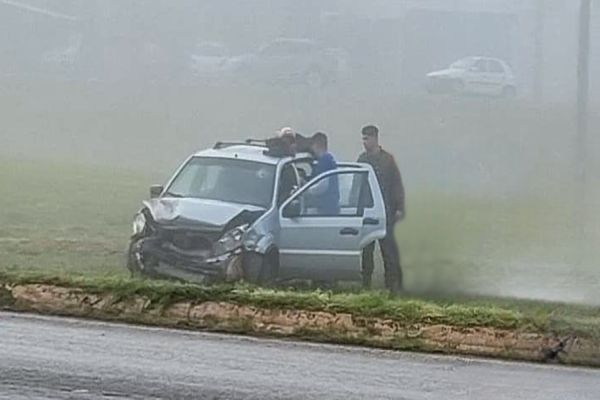 Imagem referente a notícia: Colisão entre SUV e caminhão é registrada na BR-277 em Cascavel