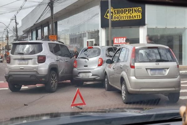 Imagem referente a notícia: Trânsito parado após colisão entre três carros no Centro de Cascavel