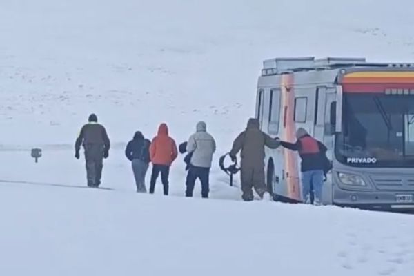 Imagem referente a notícia: Nevasca no Chile: Brasileiros são resgatados após ficarem presos em estrada bloqueada