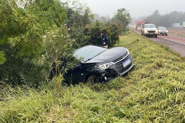 Imagem referente a notícia: Capotamento, colisão e neblina densa: acidente com quatro veículos interdita BR-369 em Cascavel
