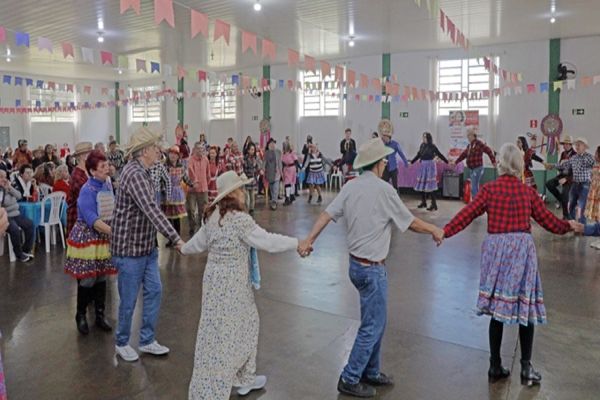 Com traje caipira e comidas típicas, terceira idade se anima em festa Junina do FeliCidade do Idoso