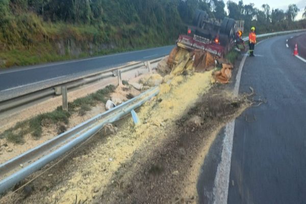 Caminhão capota na BR-376 e jovem de 23 anos morre em Tibagi