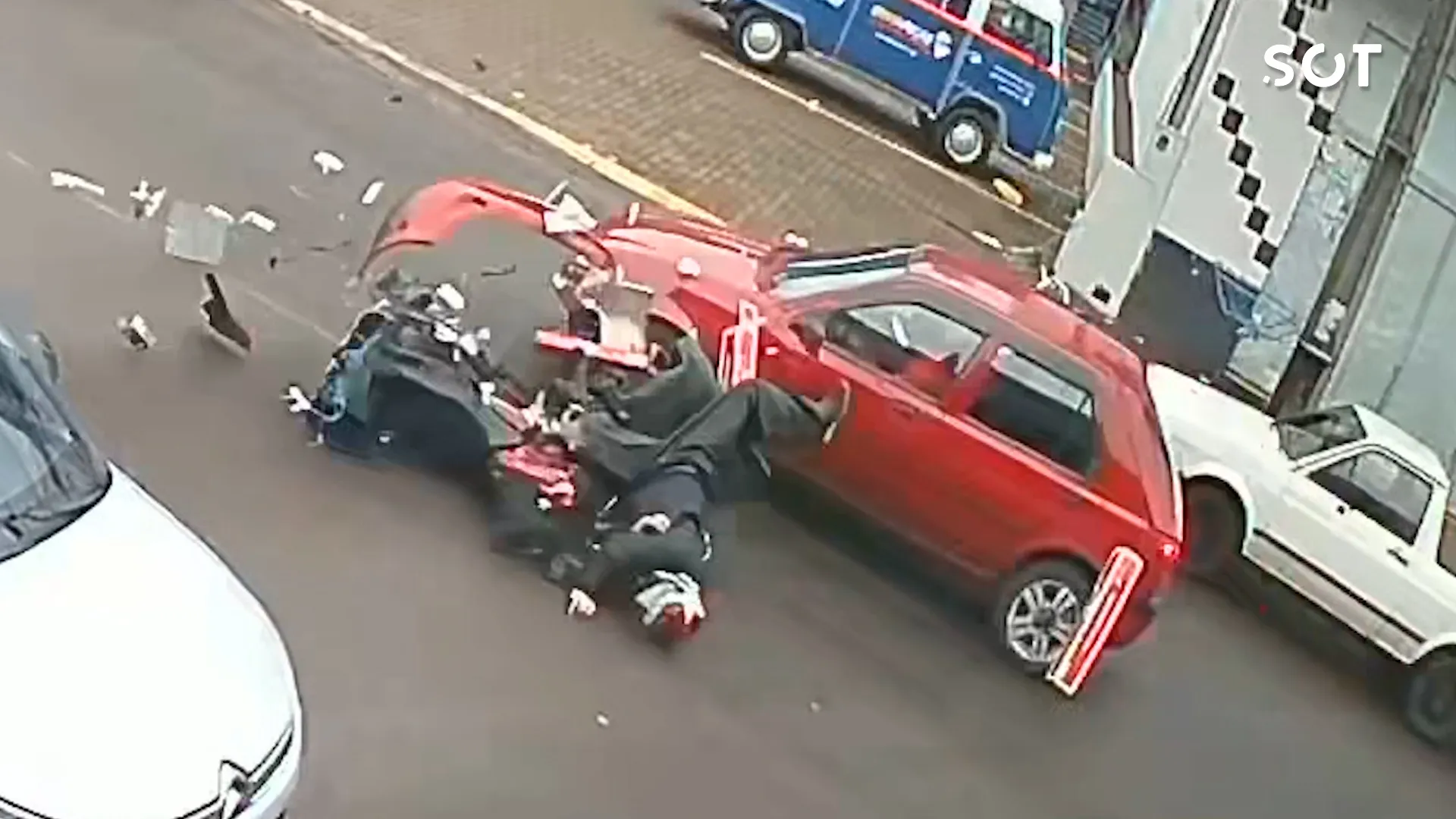 Foto relacionada a notícia: Motociclista de 23 anos fica ferido após colisão com carro no Centro de Cascavel