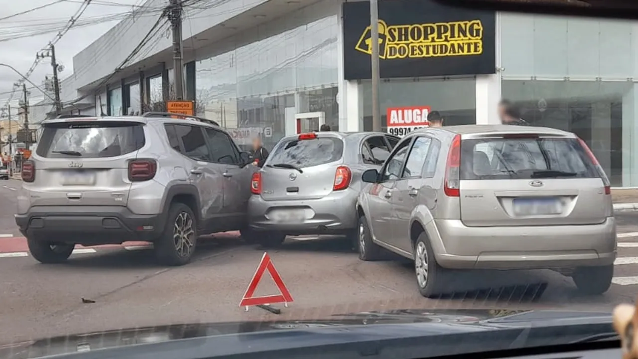 Foto relacionada a notícia: Três carros se envolvem em forte colisão de trânsito no Centro de Cascavel
