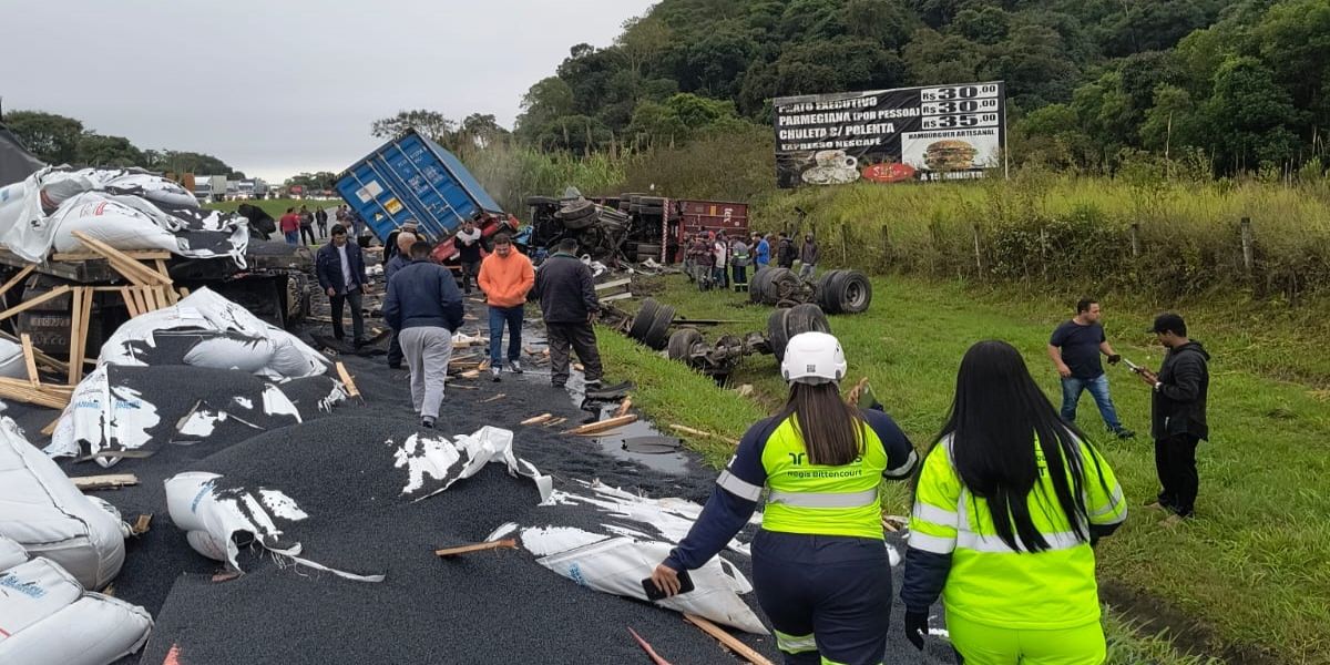 Motorista morre e outro fica ferido após acidente entre carretas na Régis Bittencourt