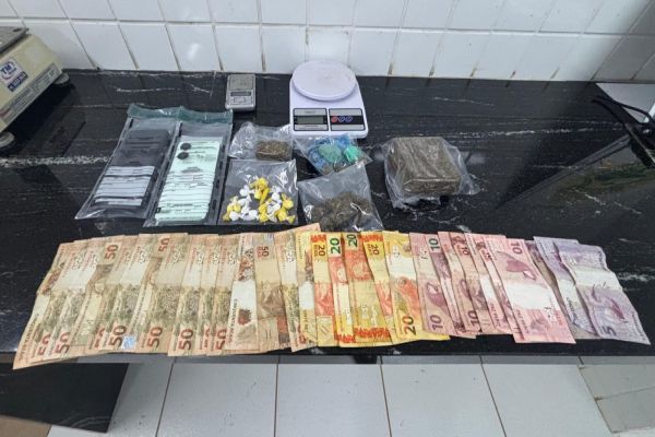 Imagem referente a notícia: Polícia Militar apreende drogas, balanças de precisão e dinheiro após monitoramento e abordagem na zona sul de Cascavel