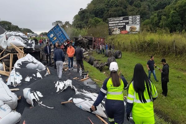 Imagem referente a notícia: Motorista morre e outro fica ferido após acidente entre carretas na Régis Bittencourt