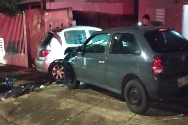 Imagem referente a notícia: Motorista sem CNH bate em carro estacionado e foge do local do acidente em Cascavel