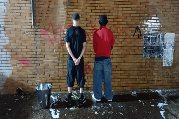 Imagem referente a notícia: Picharam, posaram e pagaram: Jovens transformam noitada em faxina no Centro de Cascavel