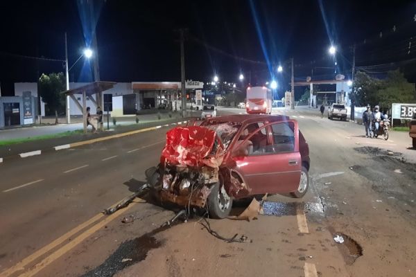 Imagem referente a notícia: Duas pessoas ficam feridas após violenta colisão entre três veículos na PR-317, em Ouro Verde do Oeste