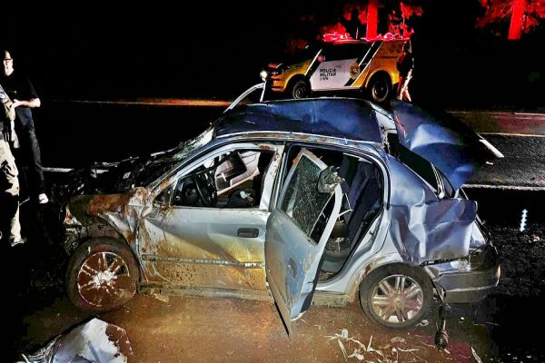 Imagem referente a notícia: Duas pessoas morrem após perseguição policial na PR-182 entre Palotina e Maripá; O carro tinha placas de Cascavel