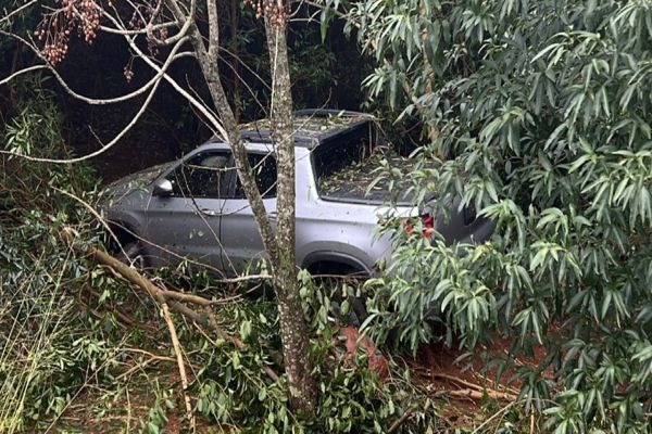 Imagem referente a notícia: Fiat Toro sai da pista e despenca em ribanceira na PR-180 em Juvinópolis