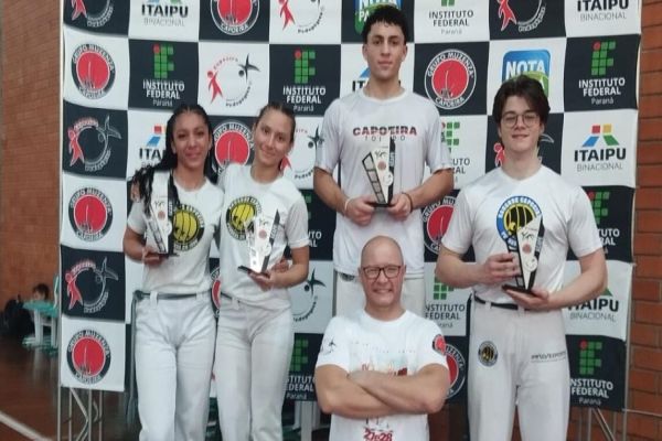Imagem referente a notícia: Jovens do CJU Toledo conquistam medalhas na Copa Oeste de Capoeira em Foz do Iguaçu