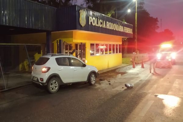 Imagem referente a notícia: Colisão lateral entre carro e caminhão é registrada na BR-277, em Alexandra; Carro ainda atingiu o posto da PRF