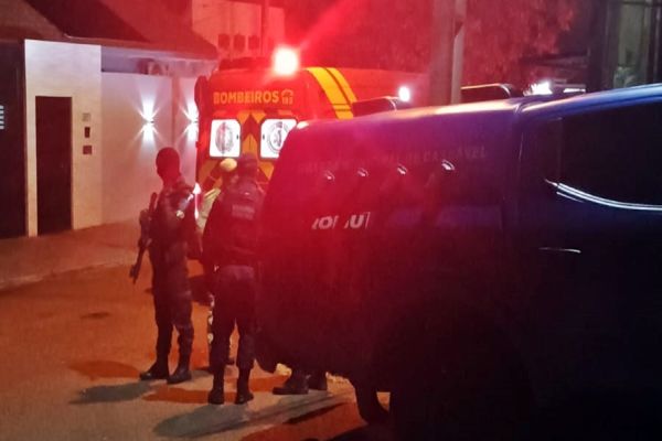 Imagem referente a notícia: Homem com mandado por feminicídio é baleado no bairro Parque dos Ipês, em Cascavel