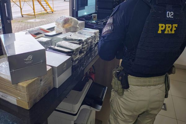 Imagem referente a notícia: PRF apreende 85 iPhones sem nota fiscal durante abordagem na BR-277, em Cascavel