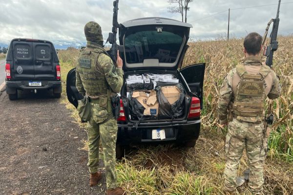 Imagem referente a notícia: Polícia apreende 1.750 pacotes de cigarros contrabandeados após perseguição em Guaíra