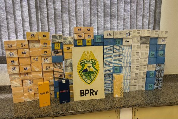Imagem referente a notícia: BPRv apreende mais 153 celulares contrabandeados na BR-277 em Santa Tereza do Oeste