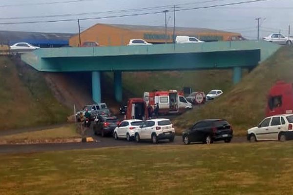 Motociclista fica ferido após queda no Trevo Guarujá em Cascavel