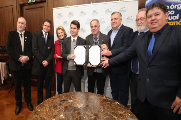 Assembleia Legislativa e CRM/PR firmam acordo para aprimorar políticas públicas de saúde no Paraná