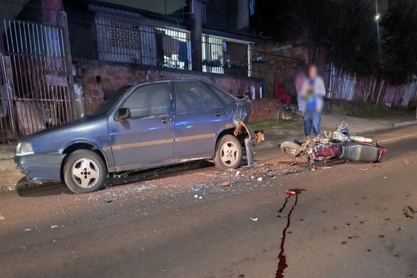 Motociclista fica gravemente ferido após colisão com carro estacionado no Bairro Brasília, em Cascavel