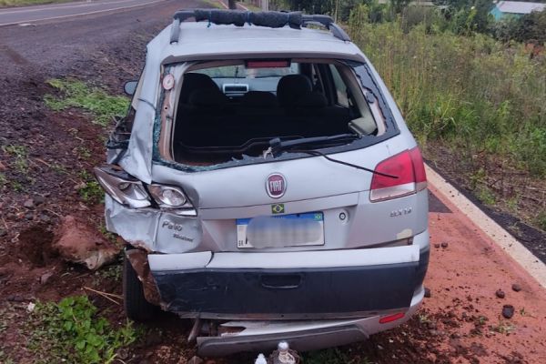 Colisão traseira entre caminhão e carro deixa mulher ferida na PR-317 em Santa Helena