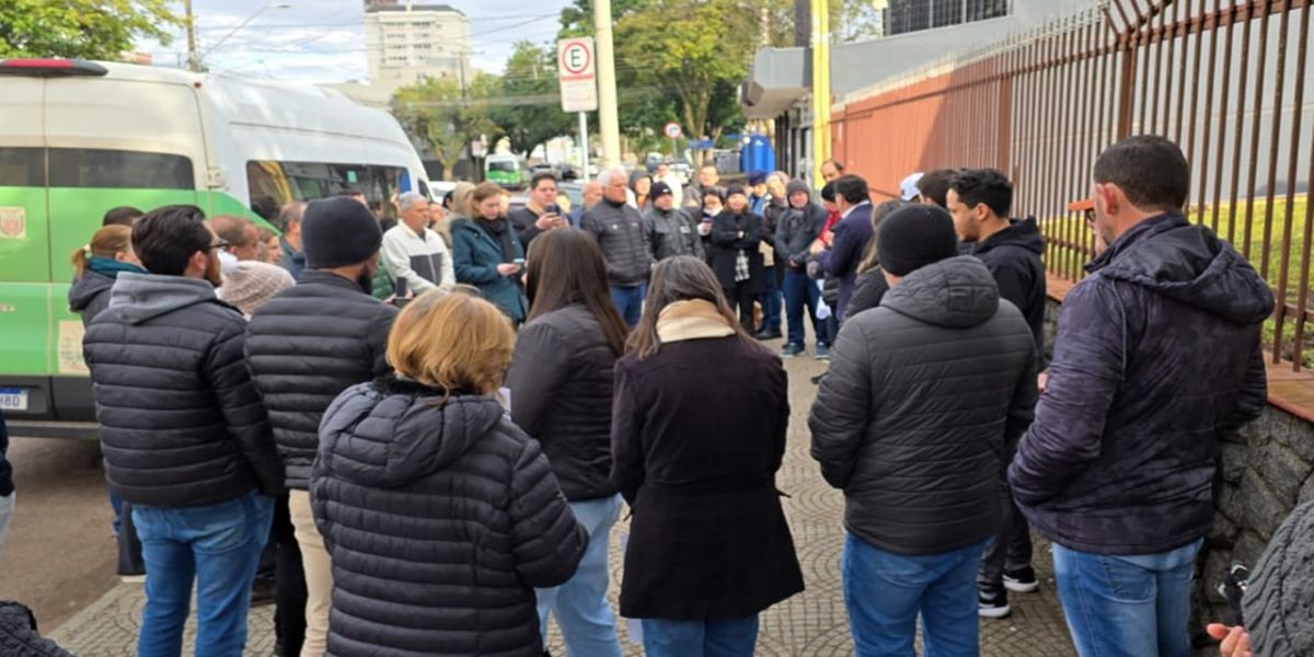 Manifestação pacífica reúne moradores contra instalação do Centro POP na Rua Santa Catarina