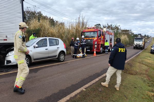 Imagem referente a notícia: Carro bate na traseira de caminhão parado e duas pessoas ficam feridas em Cascavel
