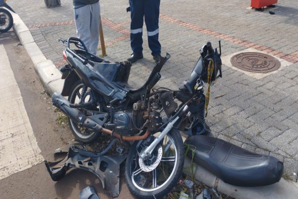 Imagem referente a notícia: Acidente entre carro e moto deixa motociclista ferido no bairro Floresta em Cascavel
