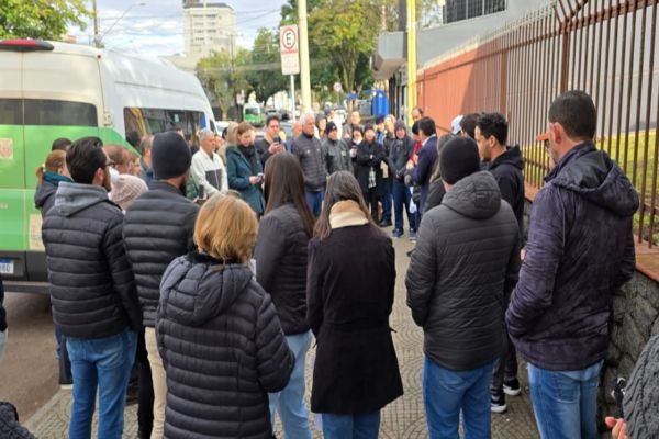 Imagem referente a notícia: Manifestação pacífica reúne moradores contra instalação do Centro POP na Rua Santa Catarina
