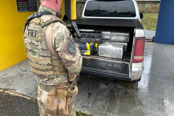 Imagem referente a notícia: Perseguição na BR-277 termina com apreensão de 355 kg de maconha em caminhonete clonada