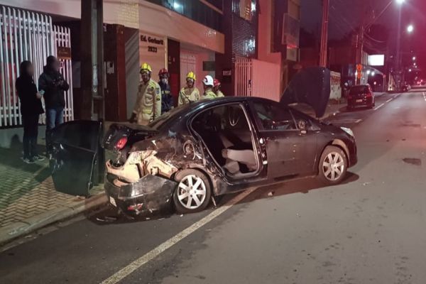 Duas crianças ficam feridas após forte colisão na Rua São Paulo com Pio XII no centro de Cascavel