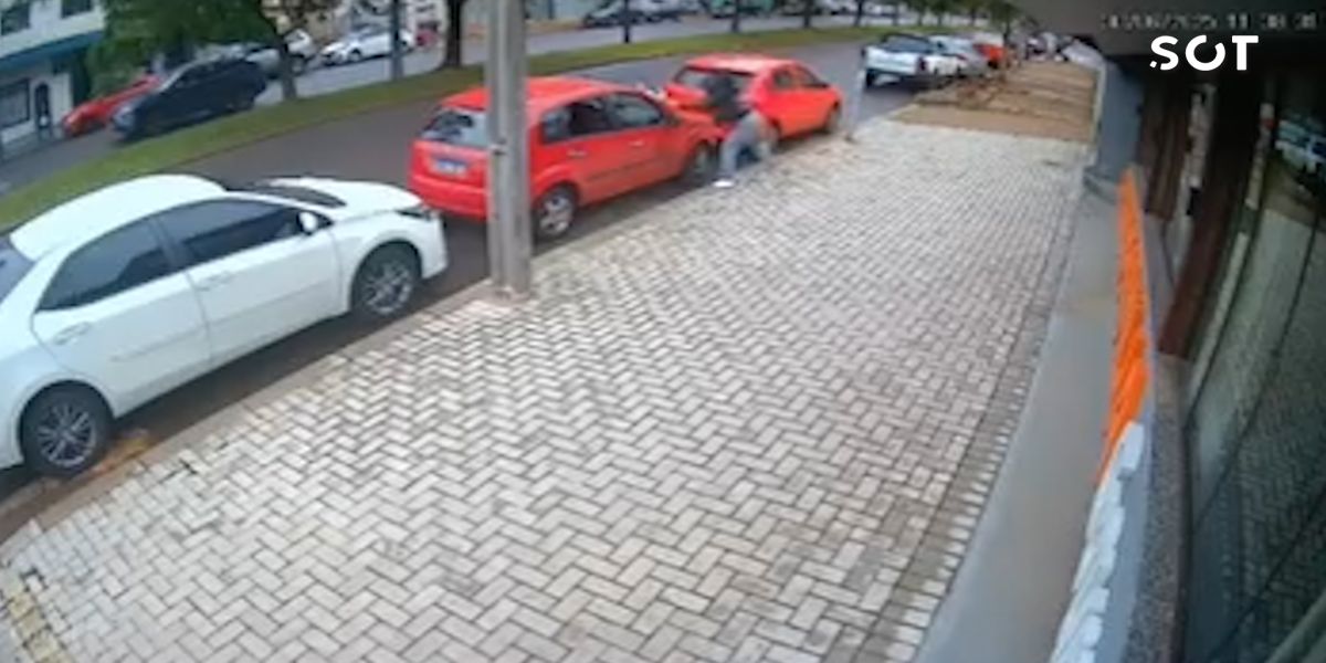 Mulher é flagrada destruindo carro em Cascavel e afirma ser vítima de ameaças do ex-companheiro